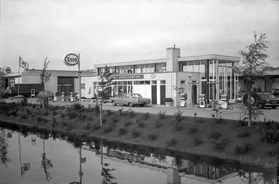 851267 Gezicht op het nieuwe Esso-servicestation op het terrein van het Utrechts Bodencentrum (Brailledreef 9) te Utrecht.